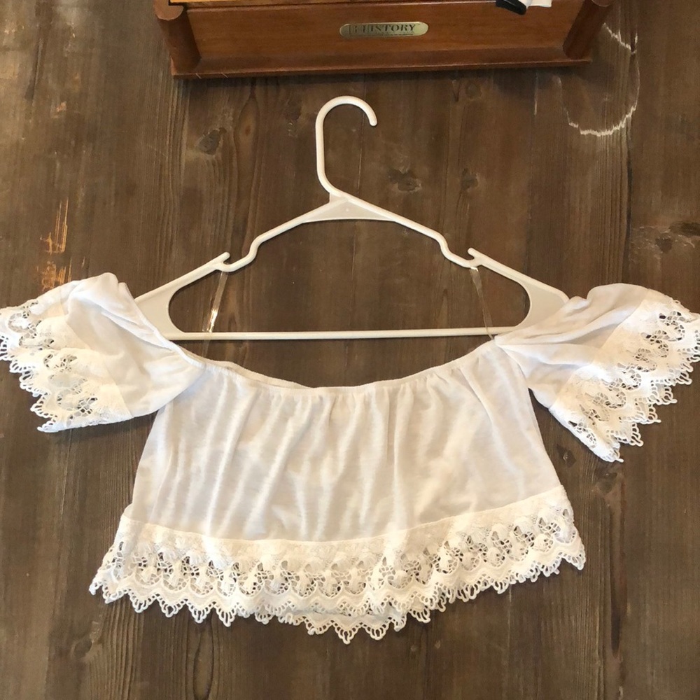 White crop top with lace